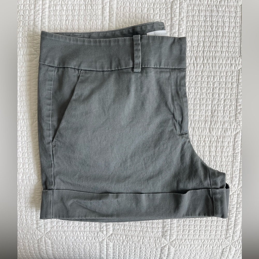 New York & Company women’s size 14 dark grey pocketed shorts with cuffs